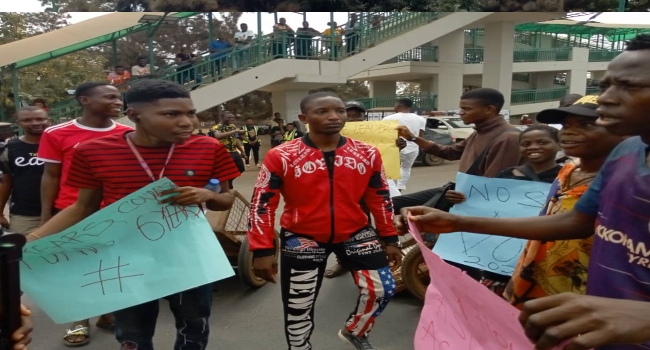 UNIBEN Students Barricade Road In Support Of ASUU Strike