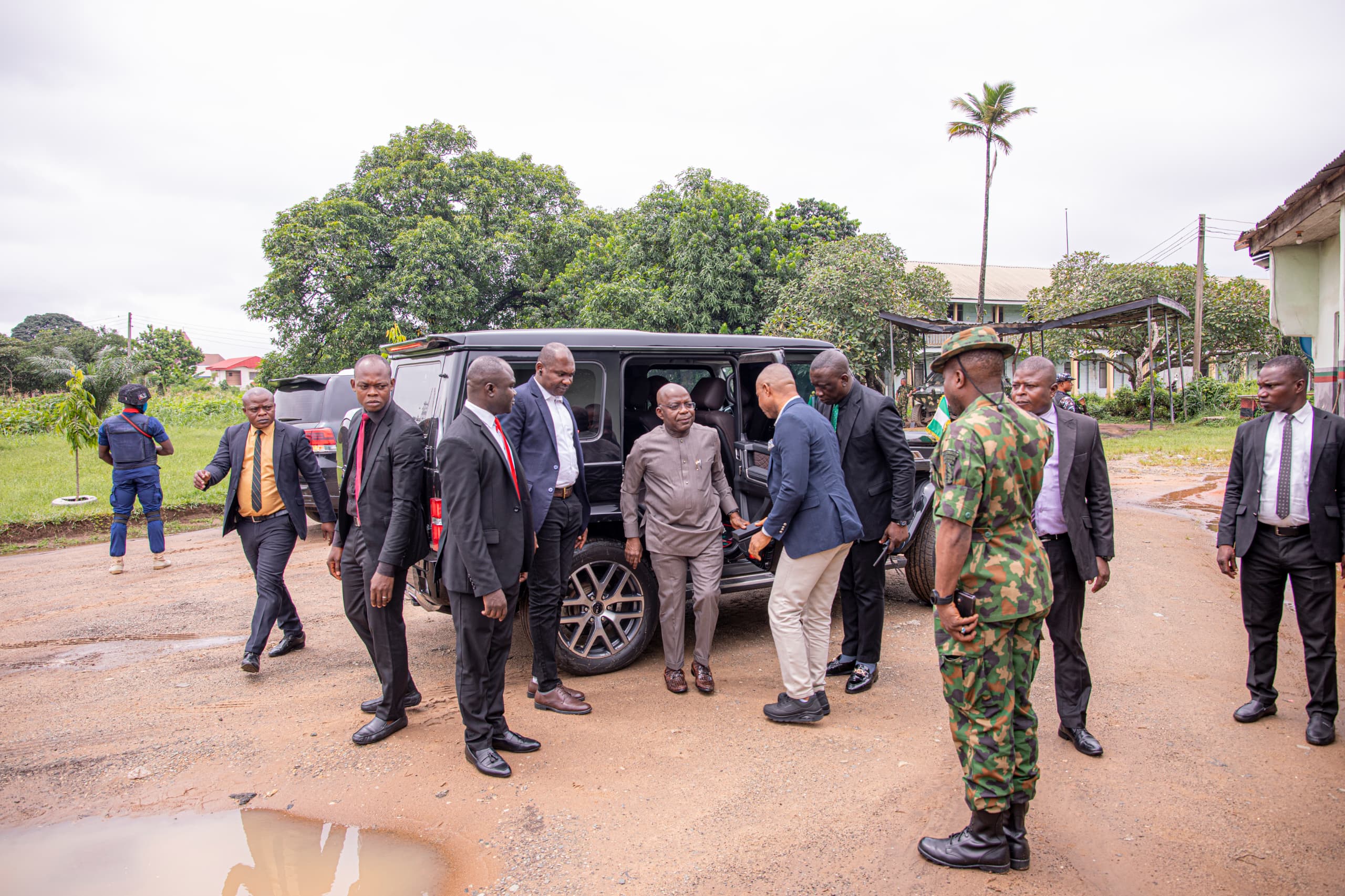 Gov Otti Visits Military Command, Pleads For Innocent Citizens